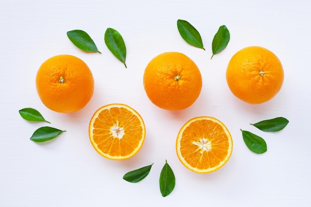 Close-up de frutos e folhas de laranja contra fundo branco