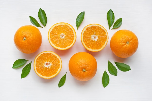 Close-up de frutos laranja contra fundo branco