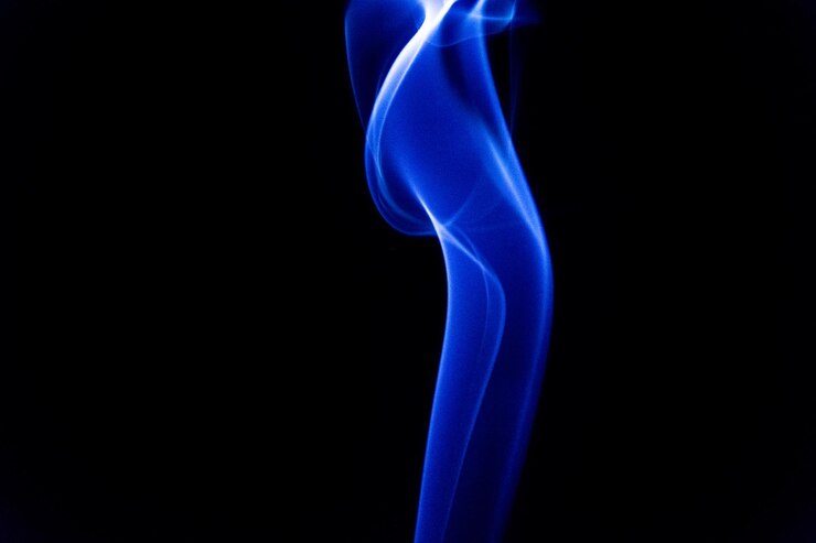 Foto close-up de fumaça azul contra fundo preto