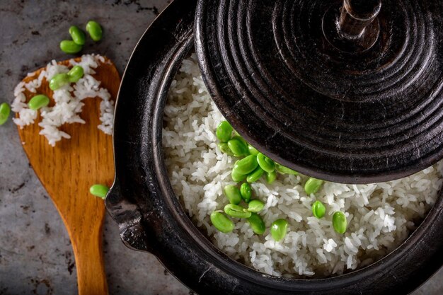 Close-up de fusão saudável de Edamame servido em arroz branco cozido no vapor em uma panela de ferro fundido em 4K