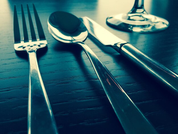 Foto close-up de garfo com colher e faca de mesa