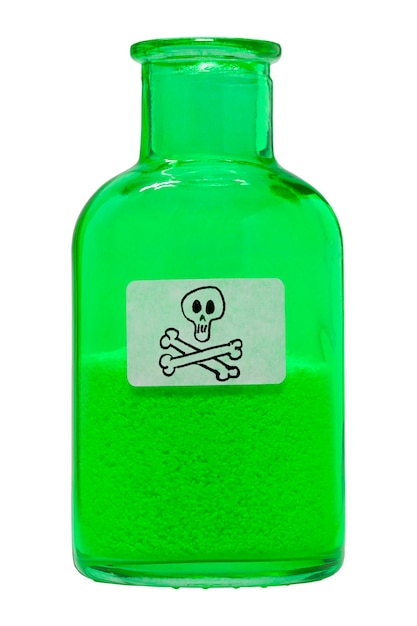 Foto close-up de garrafa de veneno verde contra fundo branco