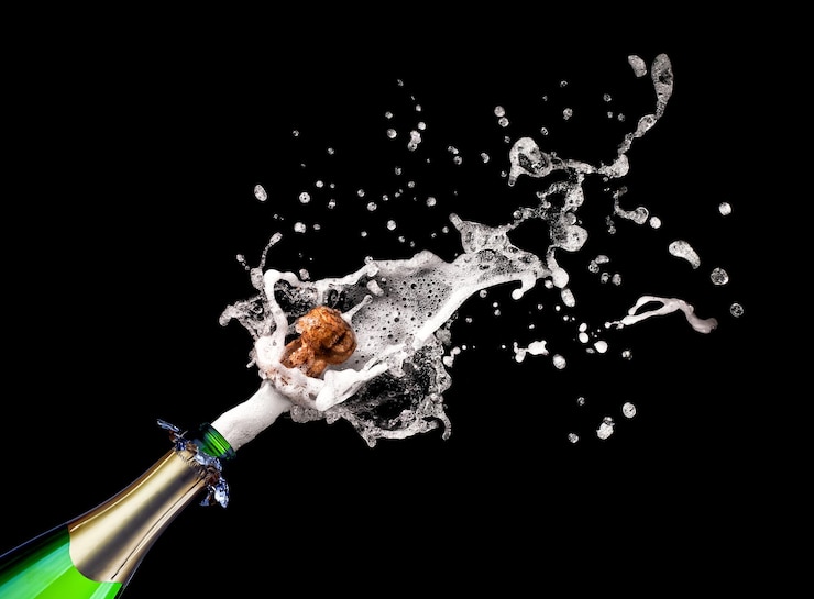 Foto close-up de garrafa de vinho salpicando contra fundo preto
