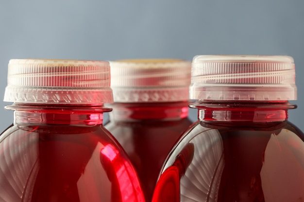 Foto close-up de garrafas de vinho vermelho na mesa