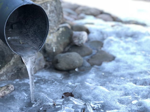 Close-up de gelo da tubulação de água no dia frio