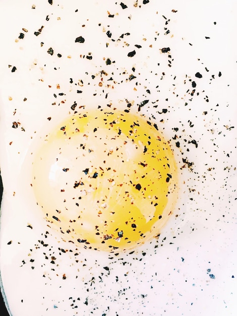 Foto close-up de gema de ovo num prato