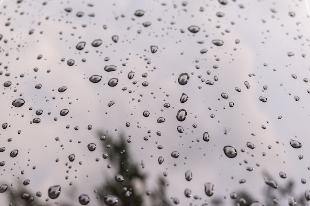 Close-up de gota de chuva no vidro da janela