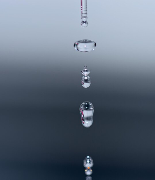 Foto close-up de gotas de água caindo