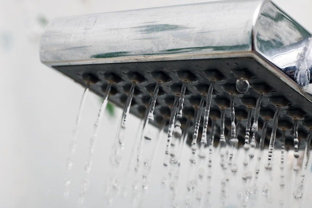 Close-up de gotas de água de um chuveiro