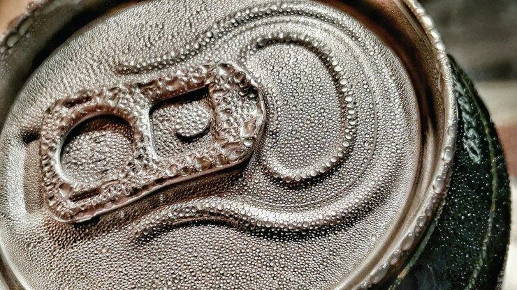 Foto close-up de gotas de água em latas de cerveja