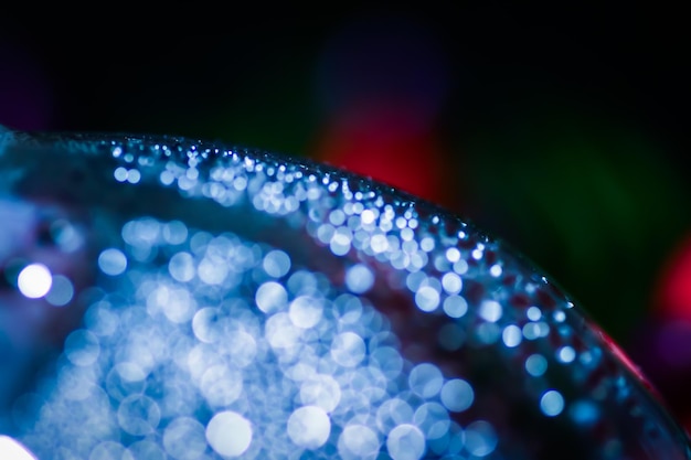 Close-up de gotas de água em um guarda-chuva desfocado