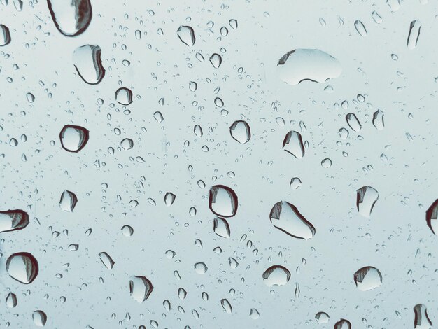 Foto close-up de gotas de água em uma janela de vidro