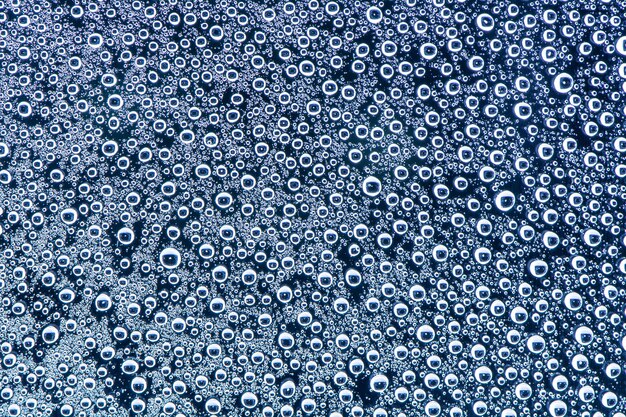 Close-up de gotas de água em vidro azul