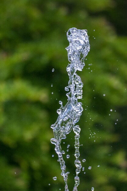 Foto close-up de gotas de água na fonte