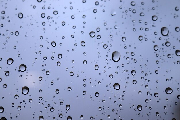 Close-up de gotas de água na janela