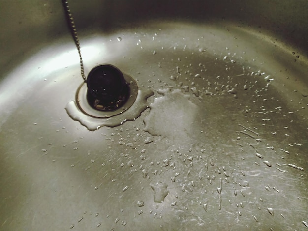 Foto close-up de gotas de água no banheiro