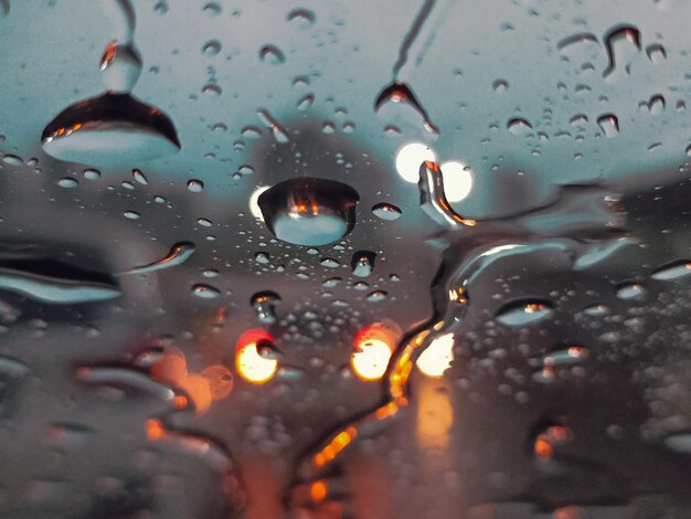 Foto close-up de gotas de água no pára-brisas do carro