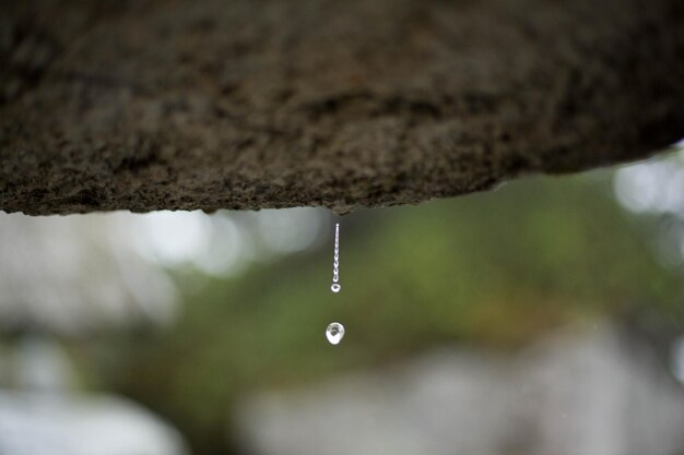 Foto close-up de gotas de chuva na água