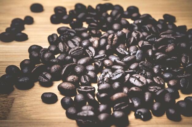 Foto close-up de grãos de café na mesa