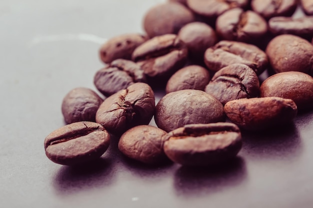 Foto close-up de grãos de café na mesa