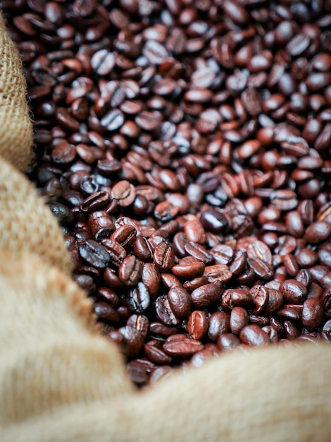Close-up de grãos de café torrados em sacos na loja