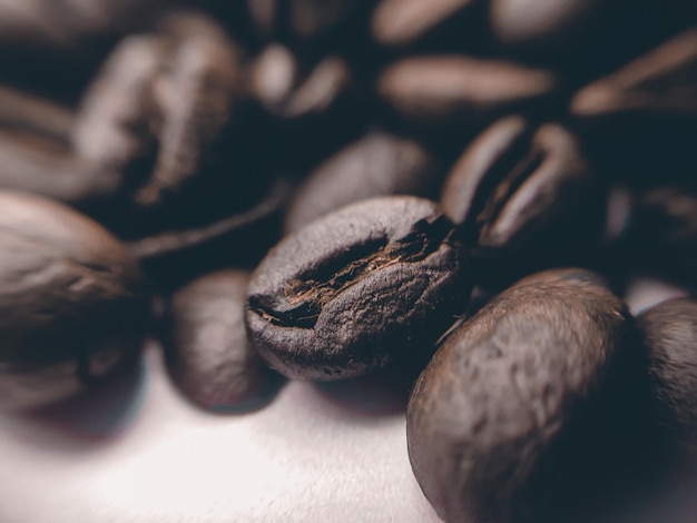 Foto close-up de grãos de café torrados na mesa