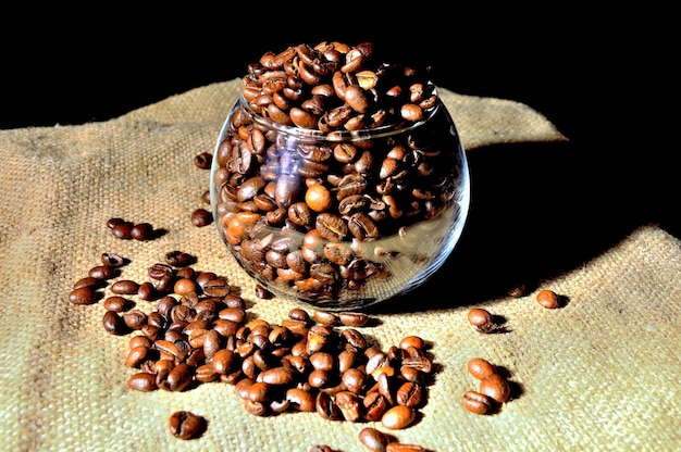 Foto close-up de grãos de café torrados na mesa