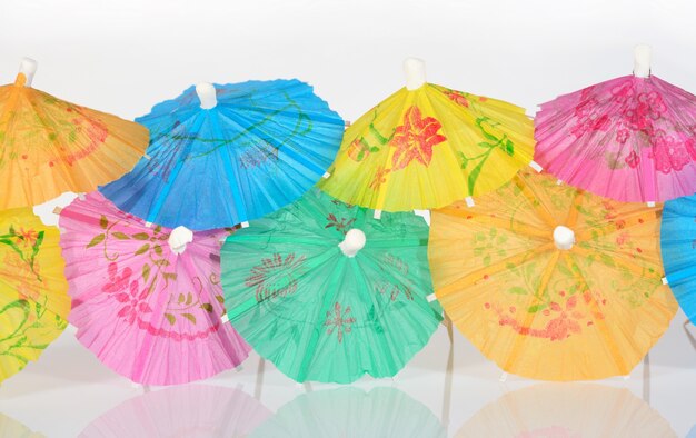 Foto close-up de guarda-chuva de coquetel de papel colorido
