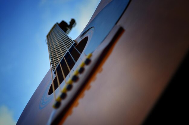 Close-up de guitarra contra o céu