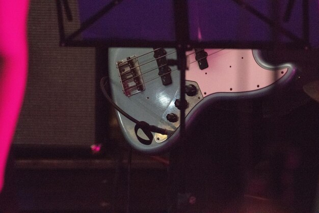 Foto close-up de guitarra em casa