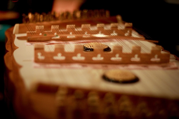 Foto close-up de guitarra na mesa