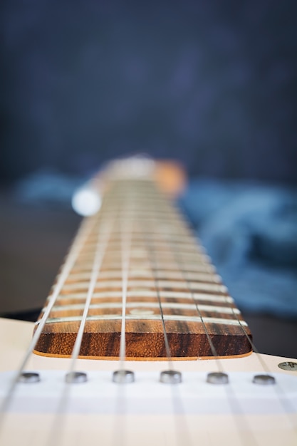 Close-up de guitarra na superfície escura