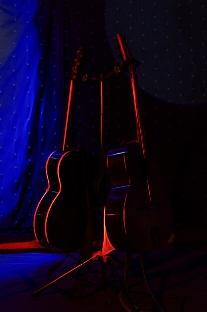 Foto close-up de guitarras vermelhas na sala escura