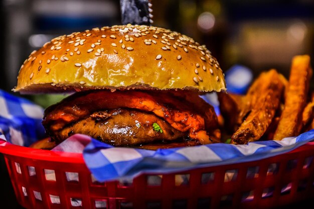 Foto close-up de hambúrguer com batatas fritas na cesta