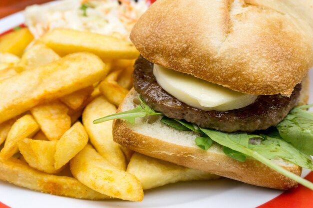 Foto close-up de hambúrguer com batatas fritas servidas em prato