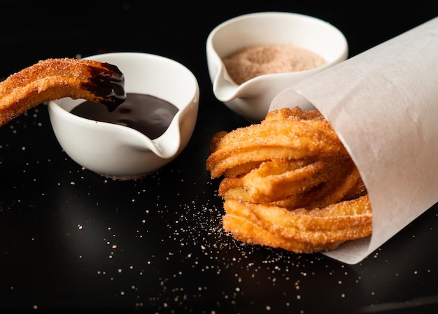 Close-up de hambúrguer e batatas fritas na mesa