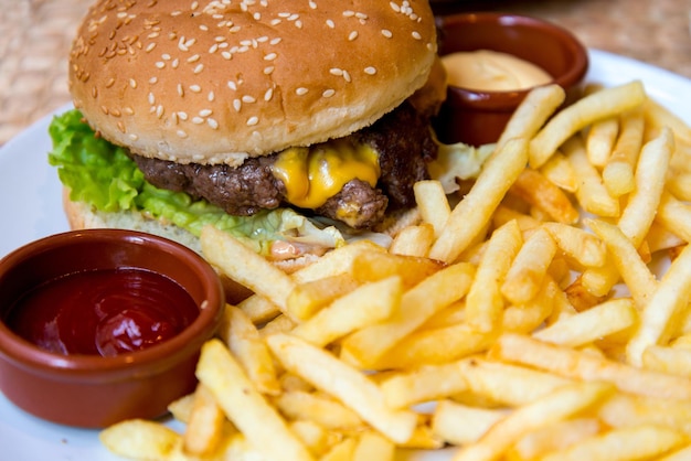 Close-up de hambúrguer e batatas fritas