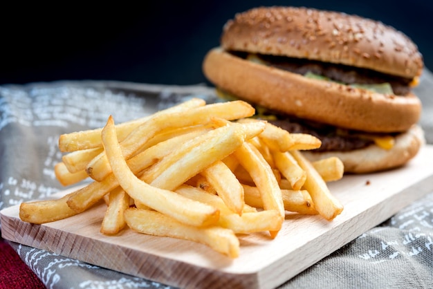 Close-up de hambúrguer e batatas fritas