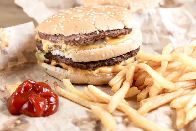 Close-up de hambúrguer e batatas fritas