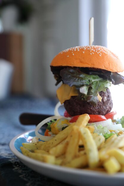 Foto close-up de hambúrguer em prato