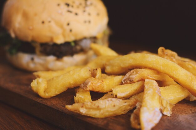 Close-up de hambúrguer fresco saboroso e batatas fritas