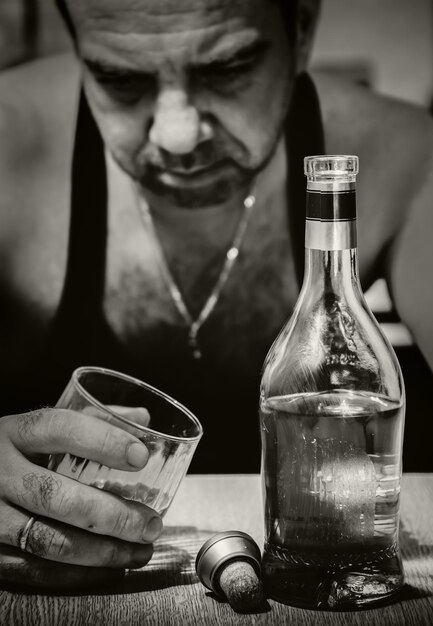 Foto close-up de homem com álcool na mesa