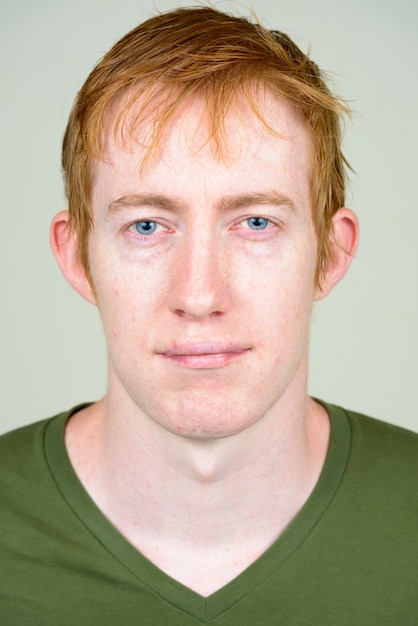 Close-up de homem com cabelo ruivo isolado