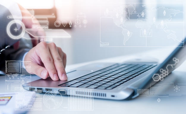 Close-up de homem de negócios digitando em computador portátil com efeito de camada de tecnologia