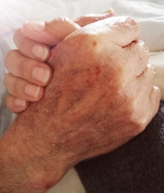 Foto close-up de homem e mulher de mãos dadas