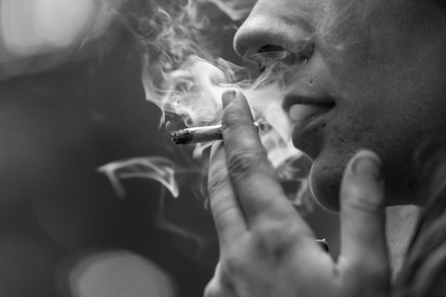 Foto close-up de homem fumando cigarro