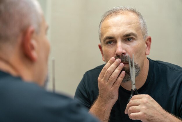 Close-up de homem fumando cigarro