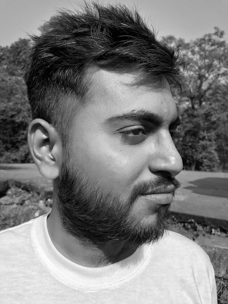 Foto close-up de homem pensativo