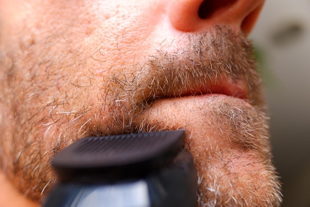 Foto close-up de homem usando máscara