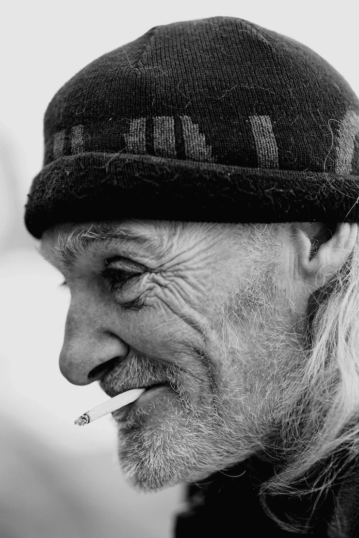 Foto close-up de homem vestindo chapéu olhando para outro lado